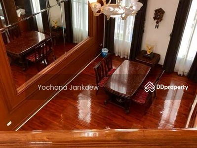 Large 4-Br Townhouse near BTS Thong Lor, Bangkok, Thailand Large 4-Br Townhouse near BTS Thong Lor, Bangkok, Thailand