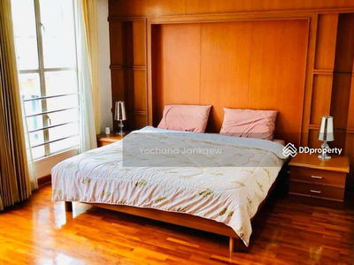 Large 4-Br Townhouse near BTS Thong Lor, Bangkok, Thailand Large 4-Br Townhouse near BTS Thong Lor, Bangkok, Thailand