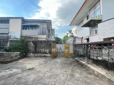 For rent: Land with buildings. Soi Aree Samphan 7, area 155 sq m., excellent location, Bangkok, Thailand For rent: Land with buildings. Soi Aree Samphan 7, area 155 sq m., excellent location, Bangkok, Thailand