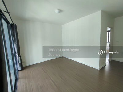 Town Avenue Merge Rattanatibet, Nonthaburi, Thailand Town Avenue Merge Rattanatibet, Nonthaburi, Thailand