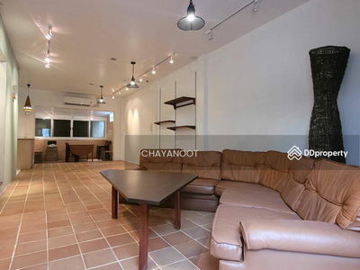 810 Soi Thararom 2, Khlong Tan Nuea Subdistrict, Watthana District, Bangkok, Bangkok, Thailand 810 Soi Thararom 2, Khlong Tan Nuea Subdistrict, Watthana District, Bangkok, Bangkok, Thailand