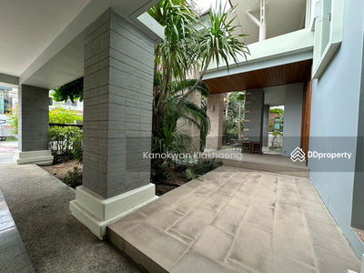 Narasiri Pattanakarn-Srinakarin, Bangkok, Thailand Narasiri Pattanakarn-Srinakarin, Bangkok, Thailand