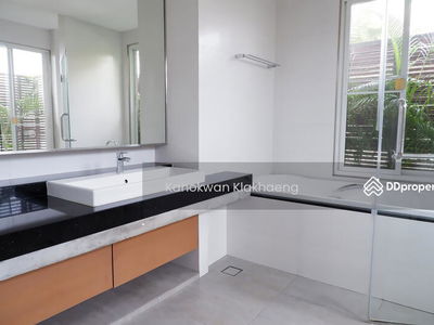 Narasiri Pattanakarn-Srinakarin, Bangkok, Thailand Narasiri Pattanakarn-Srinakarin, Bangkok, Thailand