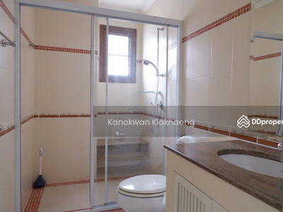 Narasiri Pattanakarn-Srinakarin, Bangkok, Thailand Narasiri Pattanakarn-Srinakarin, Bangkok, Thailand