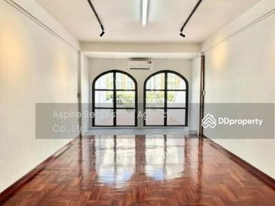 Home office/townhome 4 floors, Bangkok, Thailand Home office/townhome 4 floors, Bangkok, Thailand