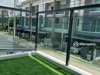 Town Avenue Merge Rattanatibet, Nonthaburi, Thailand Town Avenue Merge Rattanatibet, Nonthaburi, Thailand