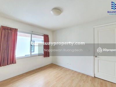 Chaloem Phrakiat Rama 9 Road, near Paradise Park, Bangkok, Thailand Chaloem Phrakiat Rama 9 Road, near Paradise Park, Bangkok, Thailand