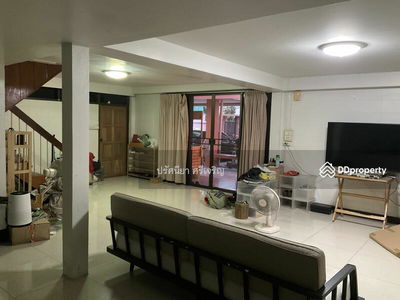 Single house behind The Ninth Mall, Seri Village, 100 sq m, 2 floors, 5 bedrooms, 3 bathrooms, good location, suitable for an office, residence, home office, Bangkok., Thailand Single house behind The Ninth Mall, Seri Village, 100 sq m, 2 floors, 5 bedrooms, 3 bathrooms, good location, suitable for an office, residence, home office, Bangkok., Thailand