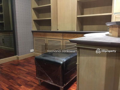 Lake Avenue Sukhumvit 16, Bangkok, Thailand Lake Avenue Sukhumvit 16, Bangkok, Thailand