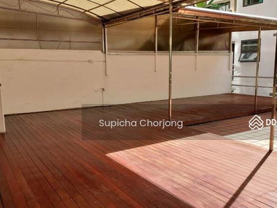 Vanicha Park Langsuan, Bangkok, Thailand Vanicha Park Langsuan, Bangkok, Thailand