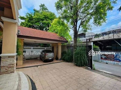 Single house, Sukhumvit 63, Bangkok, Thailand Single house, Sukhumvit 63, Bangkok, Thailand